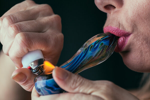 Женщина, курящая медицинскую марихуану. Селективный фокус
.