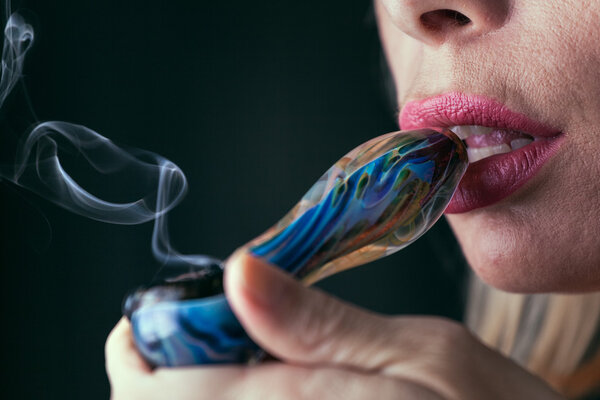 Женщина, курящая медицинскую марихуану. Селективный фокус
.