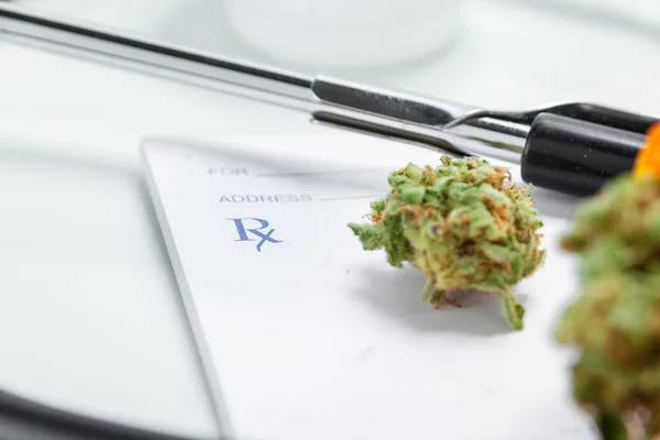 Medical Marijuana Close Up Cannabis Buds With Doctors Prescription — Stock Photo, Image
