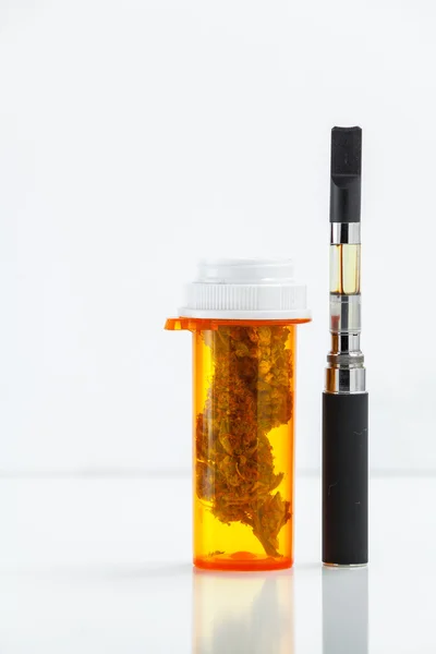 Medical Marijuana Cannabis Buds Doctor Prescription Vape Pen — Stock Photo, Image