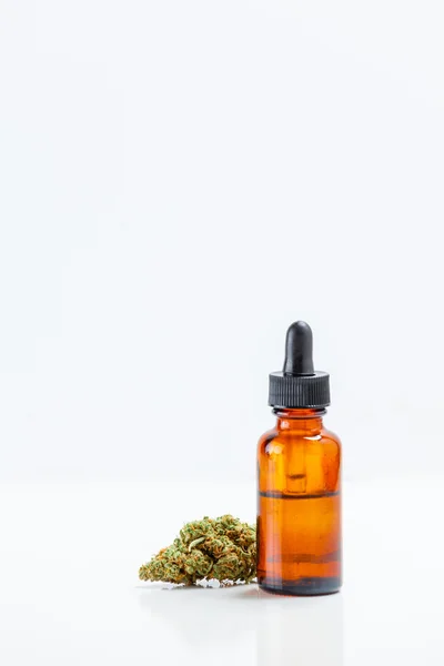 Tıbbi esrar Kenevir yağı özü WHI üzerinde izole şişe