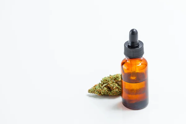 Medical Marijuana Cannabis Oil Extract In Bottle Isolated On Whi — Stock Photo, Image