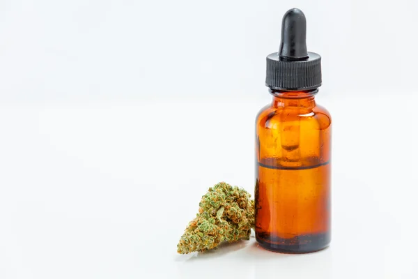 Extracto de aceite de cannabis de marihuana medicinal en botella aislado en Whi — Foto de Stock