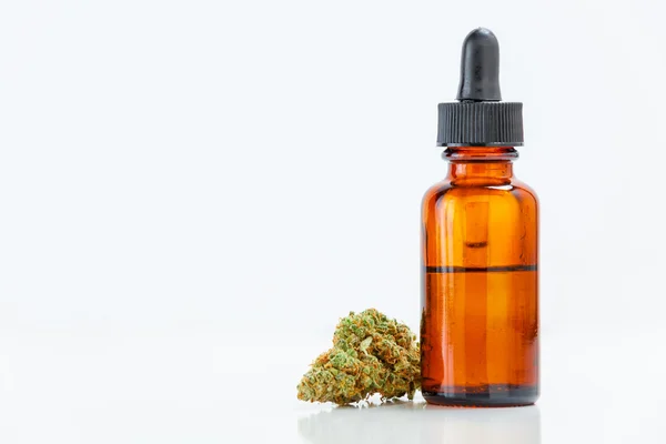 Medical Marijuana Cannabis Oil Extract In Bottle Isolated On Whi — Stock Photo, Image