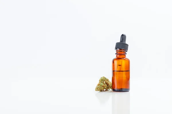 Medical Marijuana Cannabis Oil Extract In Bottle Isolated On Whi — Stock Photo, Image