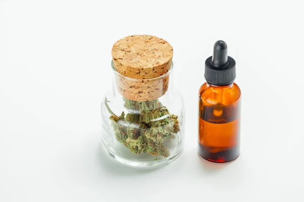在玻璃罐子大麻油提取物在瓶医用大麻是 — 图库照片