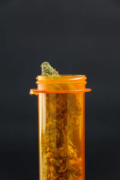 Prescrição de Bud de maconha medicinal Cannabis em garrafa Close Up O — Fotografia de Stock