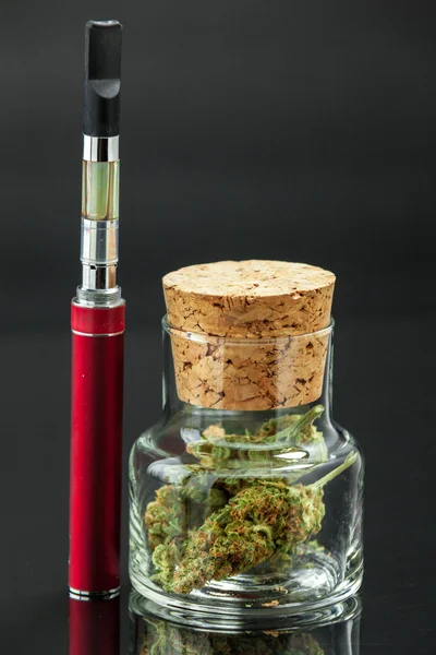 Marijuana Bud Cannabis In Glass Jar With Oil Extract Vape Pen On — Stock Photo, Image