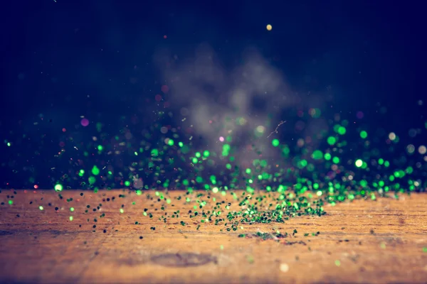 Grüne glitzernde Lichter Hintergrund. Jahrgangs-Funkel-Bokeh — Stockfoto