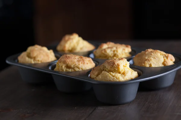 Majsbröd Muffins i muffinsplåt på land nödställda trä bord — Stockfoto