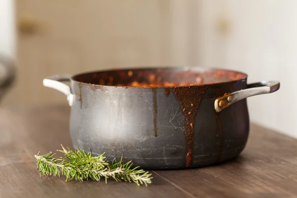 Ekologiczne wegetariańskie Chili w puli żelaza podawane z rozmarynem — Zdjęcie stockowe
