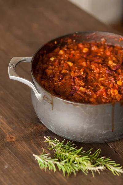 Chili vegetarian organic în oală de fier servit cu rozmarin — Fotografie, imagine de stoc
