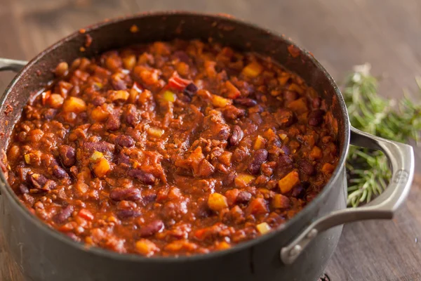 Chili vegetarian organic în oală de fier servit cu rozmarin — Fotografie, imagine de stoc