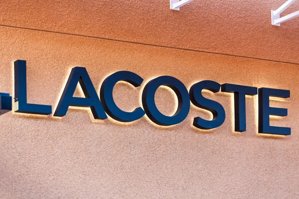 LAS VEGAS, NEVADA - 22 de agosto de 2016: Logotipo de Lacoste en tienda —  Fotos de Stock