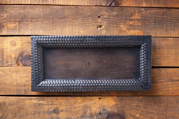 Placa preta rústica vazia na superfície da mesa de madeira do vintage . — Fotografia de Stock