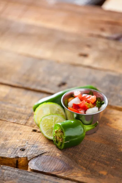 Una deliciosa salsa casera pico de gallo con tomate, cebolla, lima, cilantro y jalapeño . —  Fotos de Stock