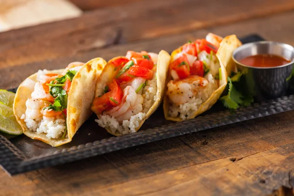 Tacos callejeros mexicanos con camarones, arroz y salsa en tortillas de maíz amarillo —  Fotos de Stock