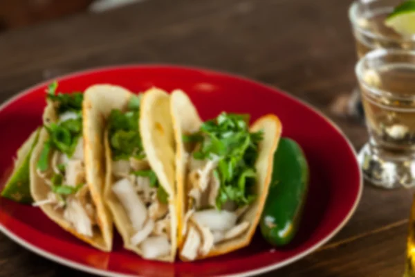 Antecedentes borrosos abstractos de tacos mexicanos de comida y tiros de tequila — Foto de Stock