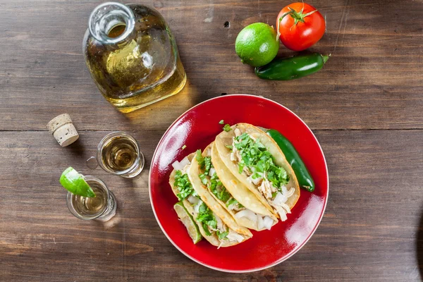 Tacos mexicanos de pollo con ingredientes y tiros de tequila —  Fotos de Stock