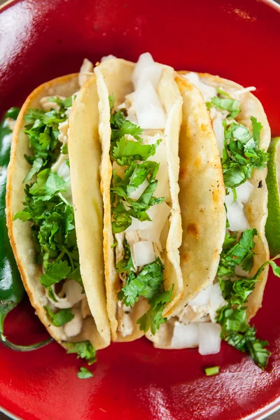 Tacos mexicanos de pollo con ingredientes y cal para comer —  Fotos de Stock