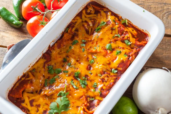 Enchiladas de pollo servidas en cazuela para hornear —  Fotos de Stock