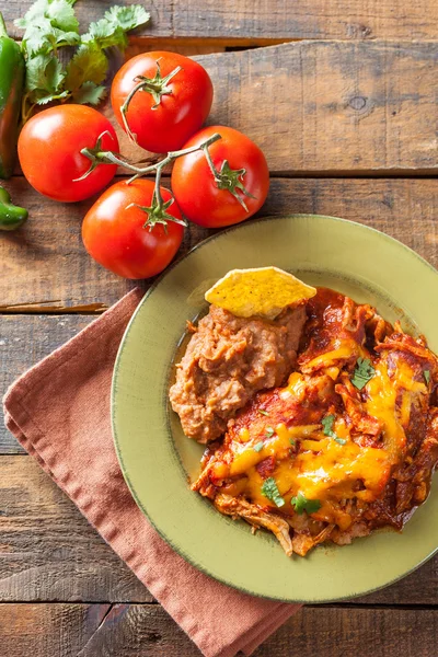 Cazuela de comida mexicana Enchilada de pollo servida en placa verde rústica —  Fotos de Stock