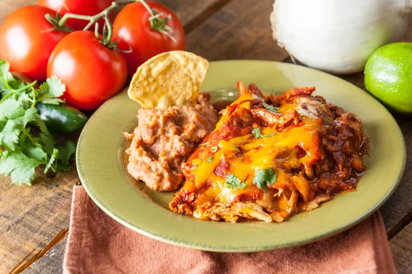 Cazuela de comida mexicana Enchilada de pollo servida en placa verde rústica —  Fotos de Stock