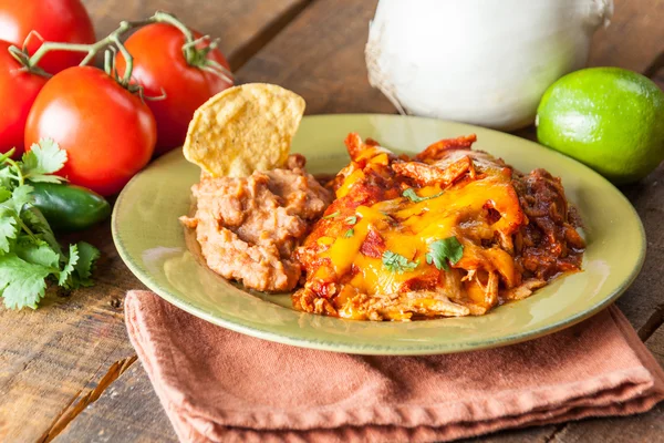 Cazuela de comida mexicana Enchilada de pollo servida en placa verde rústica —  Fotos de Stock