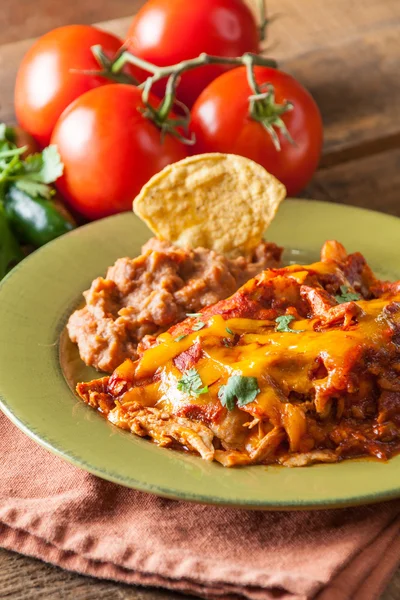 Cazuela de comida mexicana Enchilada de pollo servida en placa verde rústica —  Fotos de Stock