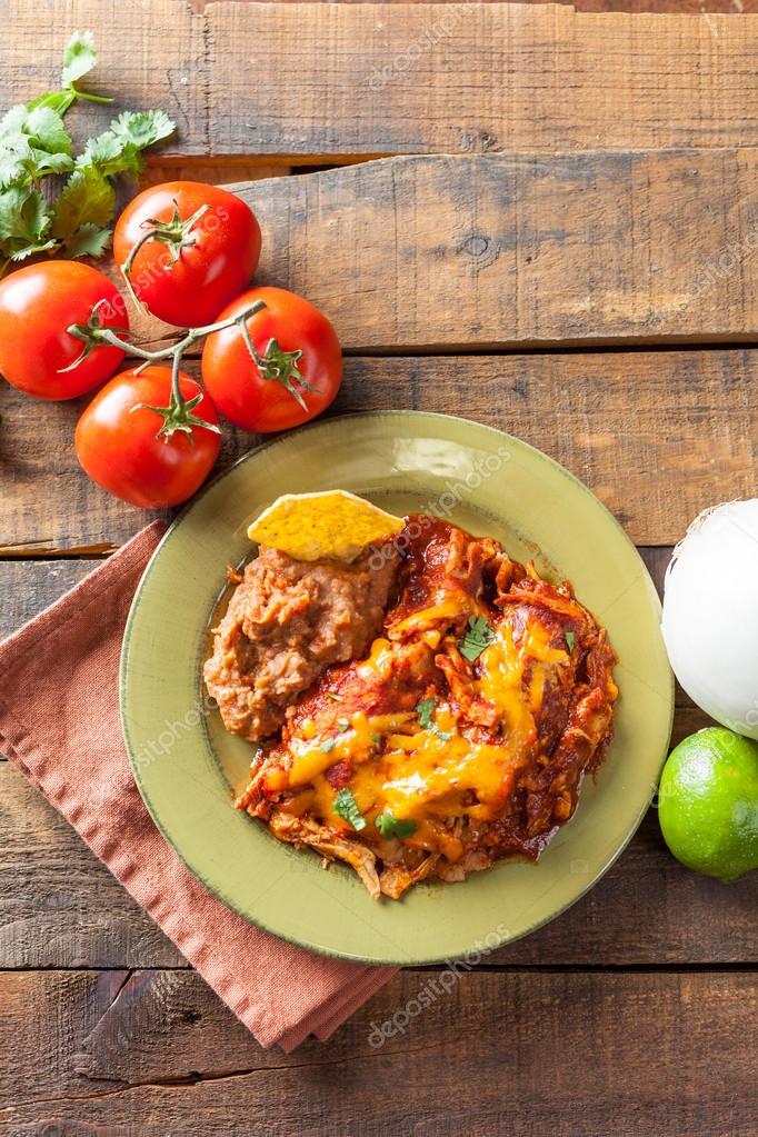 Cazuela de comida mexicana Enchilada de pollo servida en placa verde