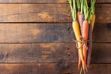 Organik Ham Havuç Vintage Rustik Ahşap Doku On Bunch Bağlı