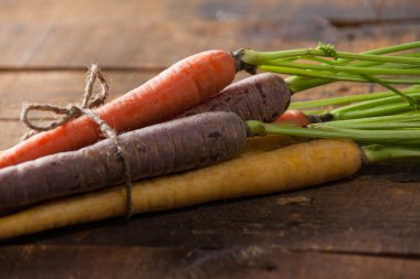 Vintage rustik ahşap üzerine bağlı olarak grup kadar organik çiğ havuç kapatın