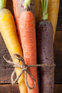Vintage rustik ahşap üzerine bağlı olarak grup kadar organik çiğ havuç kapatın