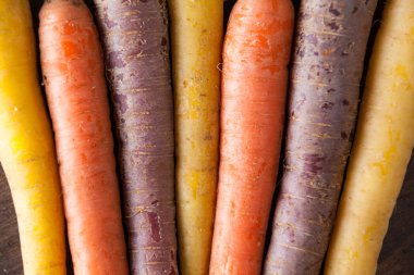 Vintage rustik ahşap doku masaya organik çiğ havuç kapat