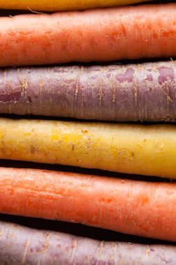 Vintage rustik ahşap doku masaya organik çiğ havuç kapat