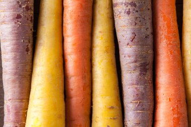 Vintage rustik ahşap doku masaya organik çiğ havuç kapat