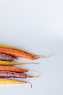 Taze organik havuç çiğ renkli grup beyaz arka plan üzerinde izole