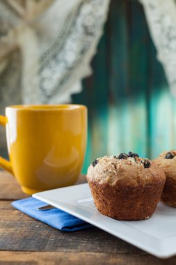 Muz somun kek kahve ile kahvaltı için servis