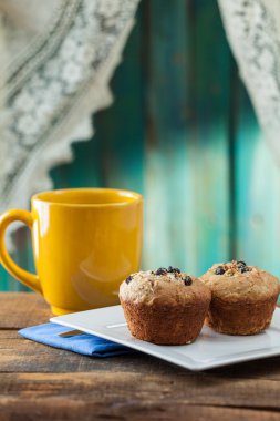Muz somun kek kahve ile kahvaltı için servis