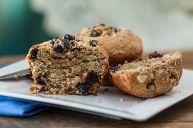 Muz somun kek kahve ile kahvaltı için servis