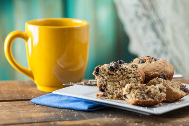 Muz somun kek kahve ile kahvaltı için servis