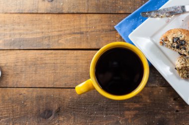 Muz somun kek kahve ile kahvaltı için servis