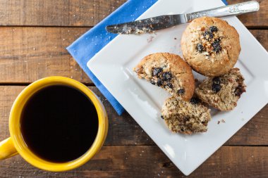 Muz somun kek kahve ile kahvaltı için servis