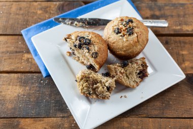 Muz somun kek kahve ile kahvaltı için servis