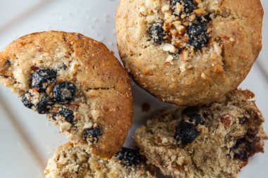 Muz somun kek kahve ile kahvaltı için servis