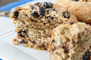 Muz somun Muffin yakın çekim ile kahve kahvaltı için servis