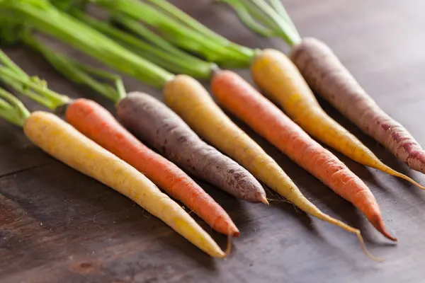 Zanahorias crudas orgánicas en fondo de tabla de textura de madera rústica vintage —  Fotos de Stock