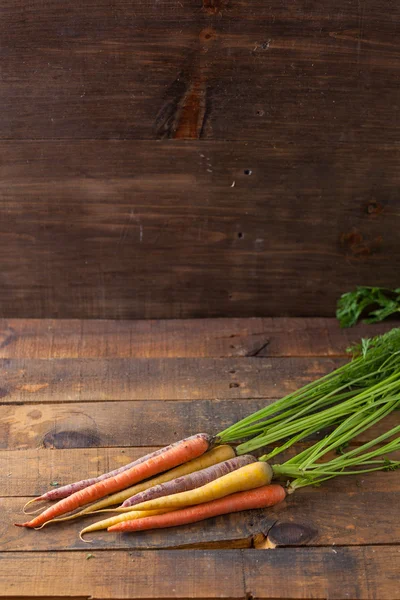 Органическая сырая морковь на старинном дереве Сельский текстура таблице фон — стоковое фото