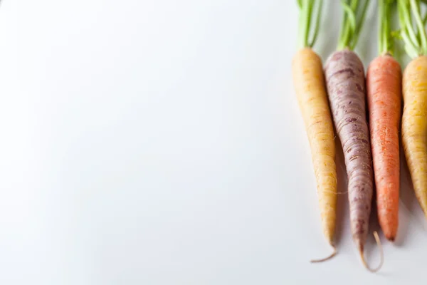 Zanahorias orgánicas frescas racimo colorido crudo aislado sobre fondo blanco —  Fotos de Stock