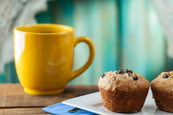 Banana Nut Muffin serveras med kaffe till frukost — Stockfoto